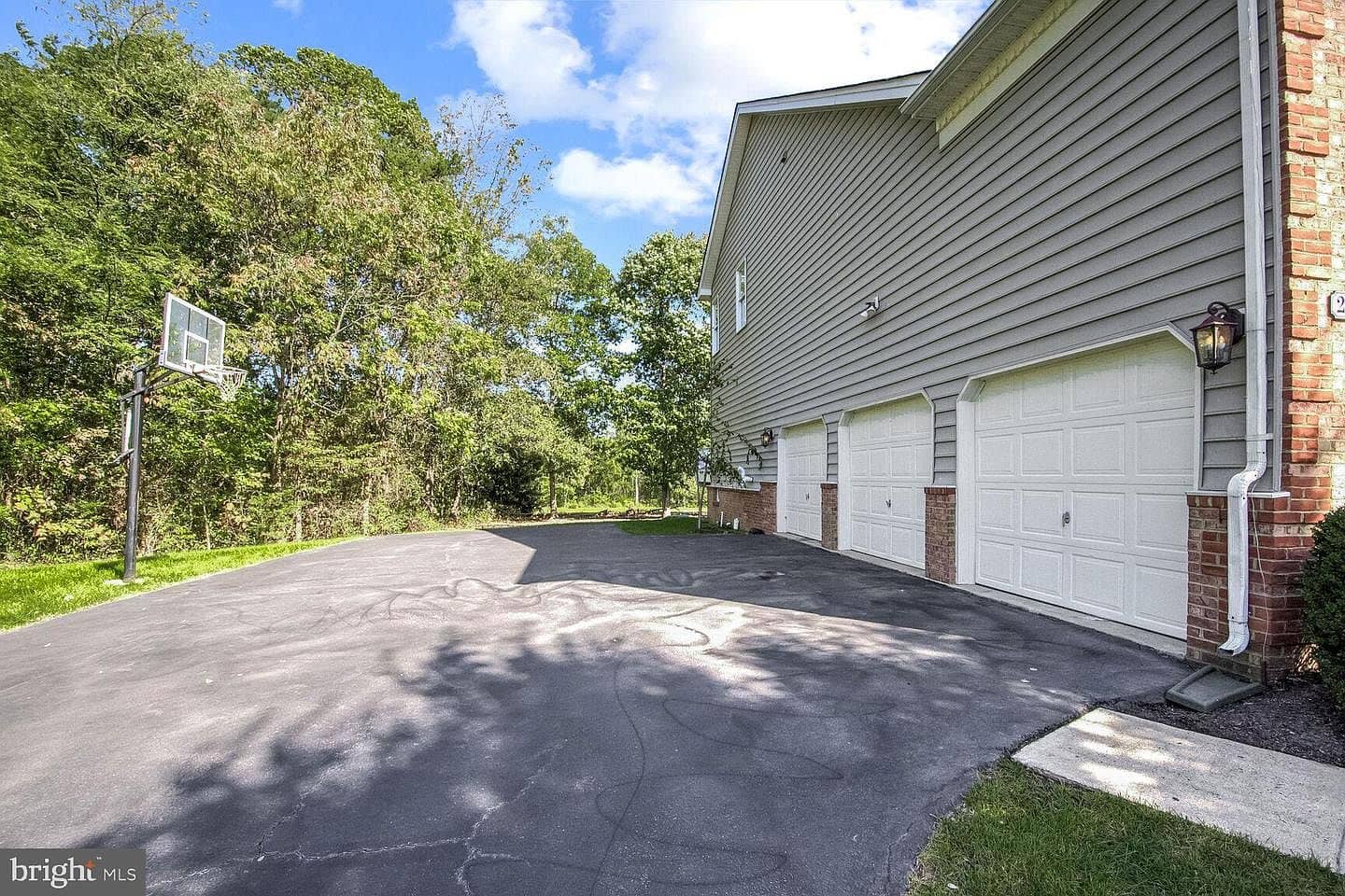 Side driveway with three garage doors at 20347 Kiawah Island Drive